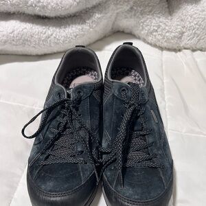 Vibram Women's Black Suede Lace-Up Athletic Sneakers